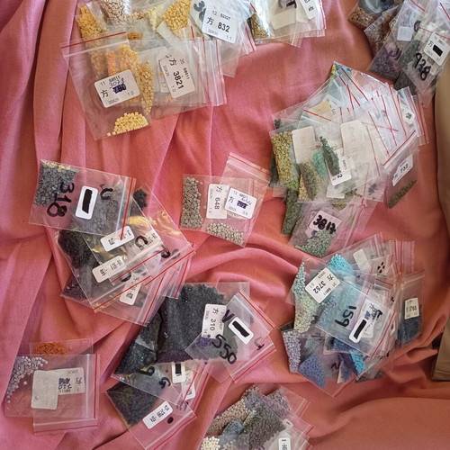 Diamond painting beads like new, set of 182 shades in separate bags