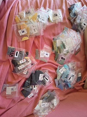 Diamond painting beads like new, set of 182 shades in separate bags