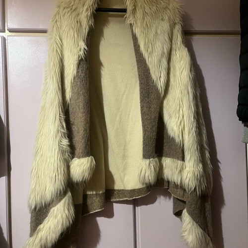 Women's sapio milo vest with ecru fur like new, one size