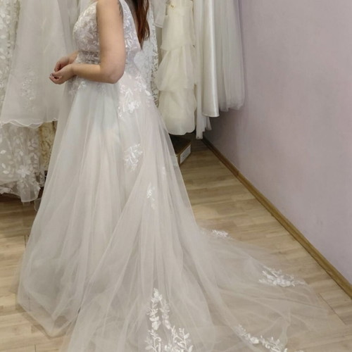 Wedding dress with veil, like new, size L 40 12, white