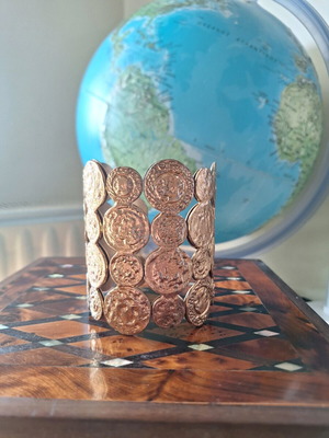 Gold bracelet carved like new