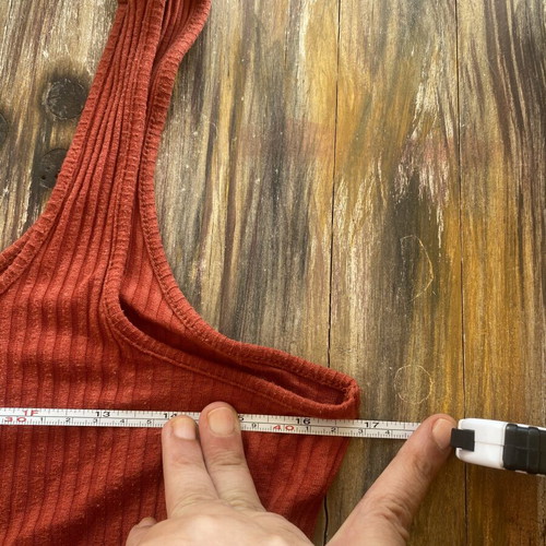 Ribbed T-shirt brick color used, size Medium