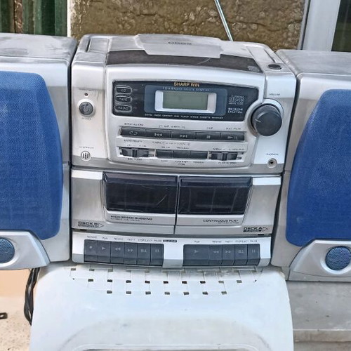 Radio CD used with detachable speakers and cassette