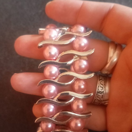 Elastic bracelet used with slightly loose elastic