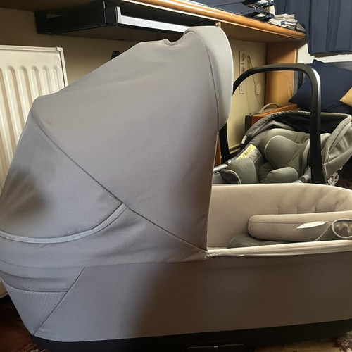 Inglesina Electa Baby Carrycot and Darwin Egg Car Seat like new