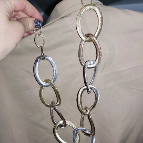 Necklace with large rings used, in three shades