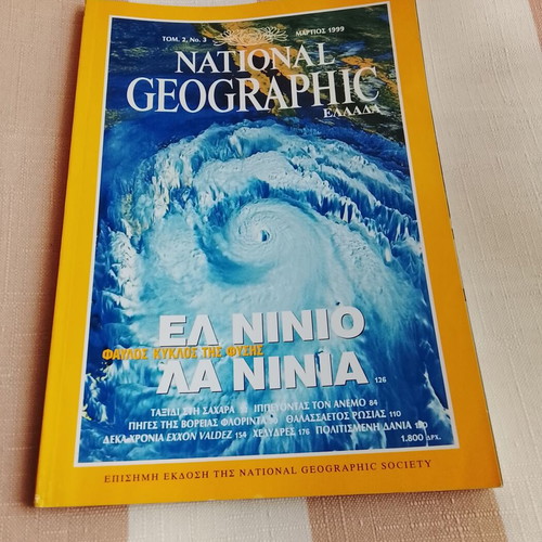 National Geographic 5 magazines like new with collectible gift