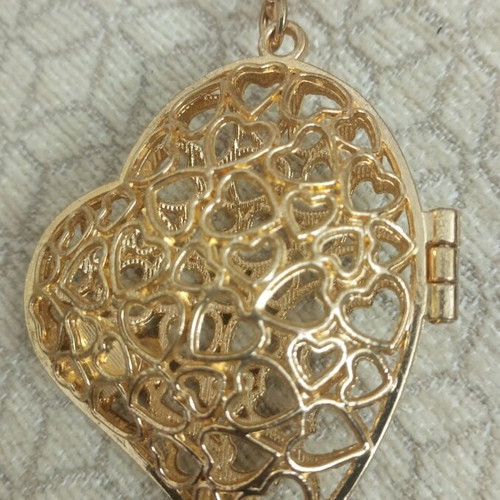 Heart keychain like new, opens with magnet