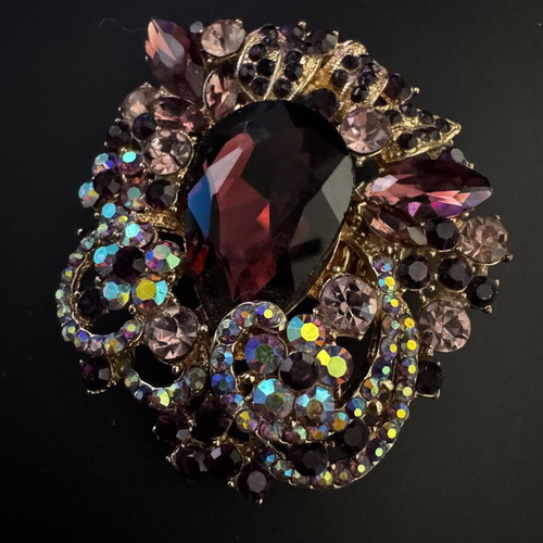 Large ring in excellent condition, multicolored and gold-tone