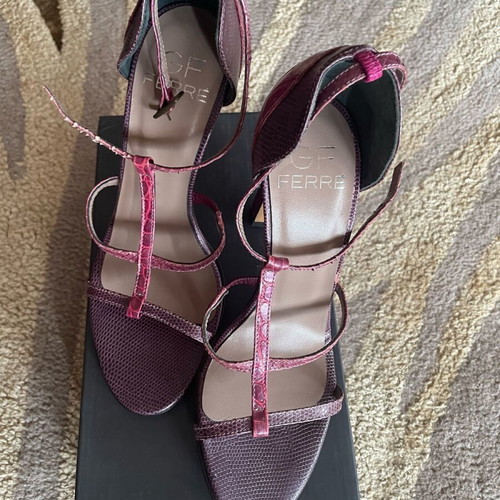 GF FERRE sandals like new, size 37, purple