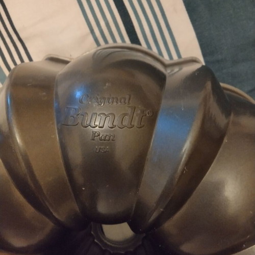 Nordic Ware Original Bundt Pan cake mold new, cast aluminum, 26cm