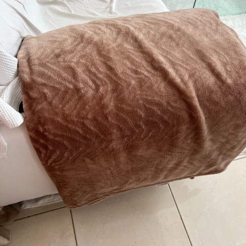 Sofa throw like new, Mocca color, 2.50x1.75, Design Drops