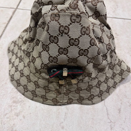 Gucci hat like new with metal details and brown lining