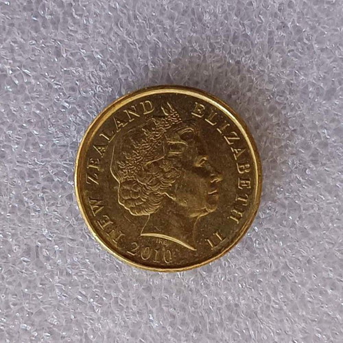 New Zealand 1 Dollar coin 2010 with Queen Elizabeth II and Kiwi