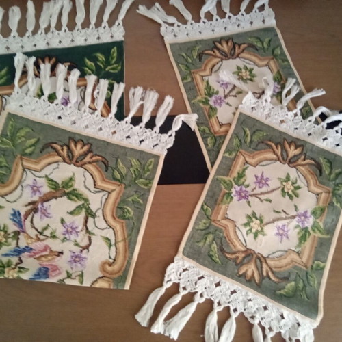 Embroidered table linen set with 2 napkins, like new