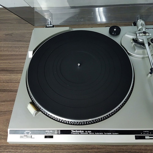 Technics SL-B20 vintage turntable used with stroboscope pitch control
