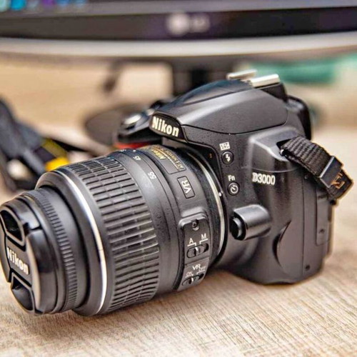 Nikon D3000 kit 18-55mm VR camera like new
