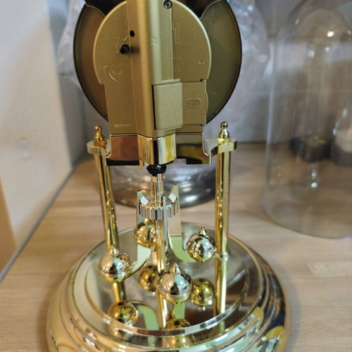 Kundo Quartz Glass Dome Clock like new, battery operated