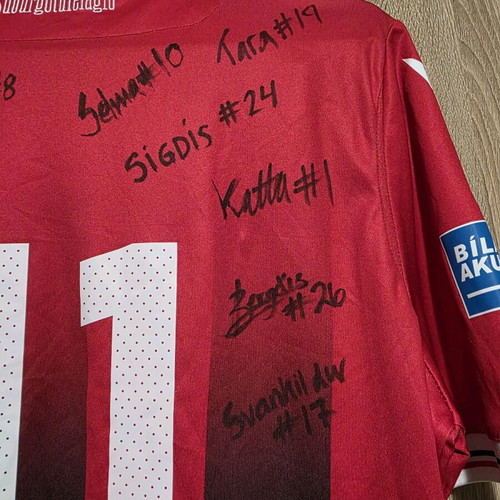 Þróttur Reykjavík jersey with autographs like new, unique