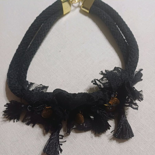 Choker necklace like new with vintage lace, black