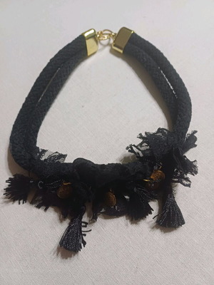 Choker necklace like new with vintage lace, black