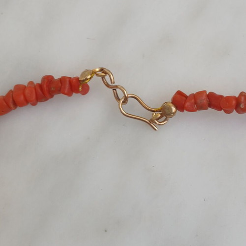 Necklace with natural coral branches, 14K gold clasp, 45 cm