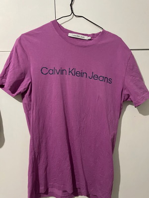 T Shirt Calvin Klein ελαφρώς μεταχειρισμένο, μέγεθος M, μωβ