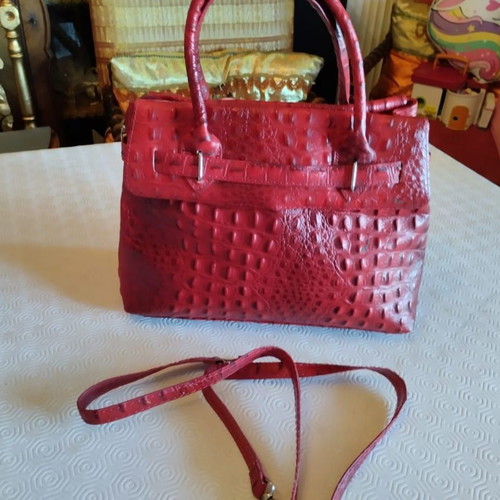Red medium bag faux crocodile style like new, 35 cm