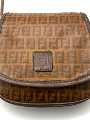 Fendi винтидж чанта тип кросбоди с класически 80-те мотиви употребявана, сива и бежова