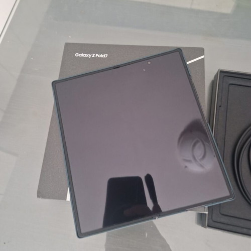 Samsung Galaxy Z Fold 7 512 Gb like new with warranty and 2 cases