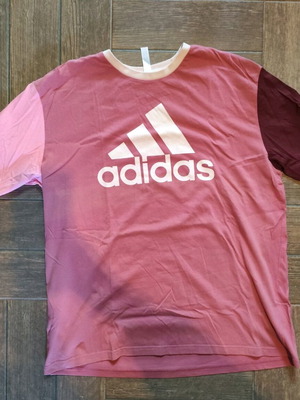 T-shirt Adidas ροζ σαν καινούργιο, μέγεθος M, oversized fit