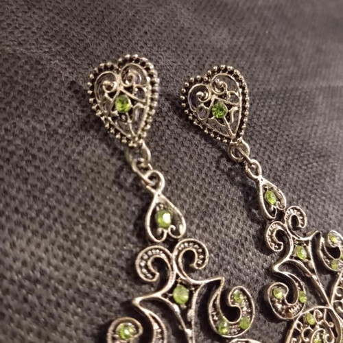 Earrings used with green details, vintage design
