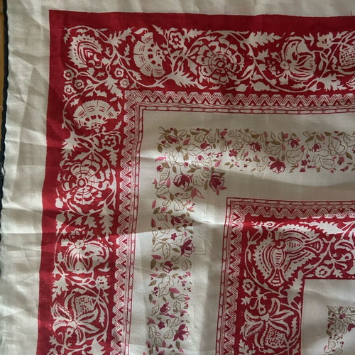 Scarf like new with patterns, white and red