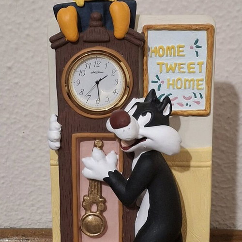Vintage Tweety & Sylvester Looney Tunes clock like new, tabletop, analog