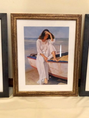 Set of 3 wall frames with girls at the beach like new, 34x28 cm each