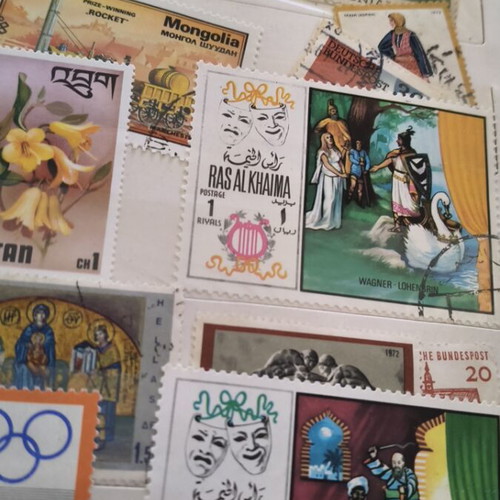 Collectible stamps from around the world like new, over 500 with albums and box