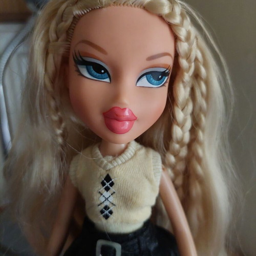 Bratz doll like new with extra clothes and stand