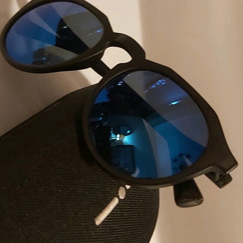 Hawkers unisex sunglasses with blue polarize lens and black acetate frame mod.Harwick Raw new