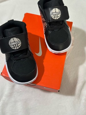 Nike Team Hustle D9 αθλητικά παιδικά καινούργια, μέγεθος 23.5