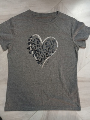 Shein T-shirt gray Medium with animal print heart, new