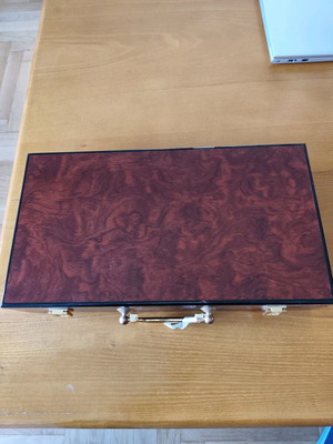 Mahogany case with 300 Dunes chips and 2 Bicycle decks new