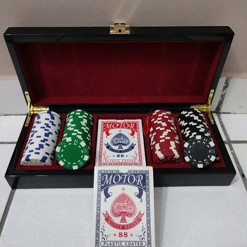 Las Vegas poker set in wooden case like new