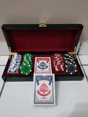 Las Vegas poker set in wooden case like new