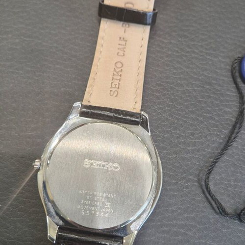 Seiko men's wristwatch new with leather strap and battery