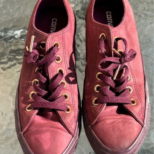 Converse athletic shoes burgundy size 39 like new