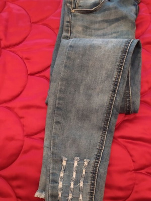 Jeans like new, slim fit with beads and rips, blue