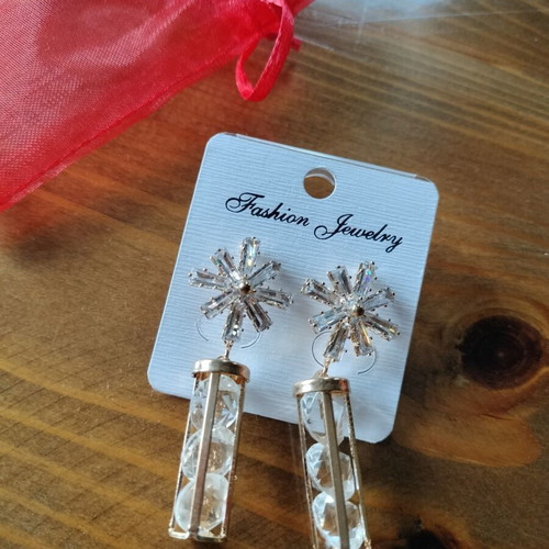 Earrings new, impressive gold