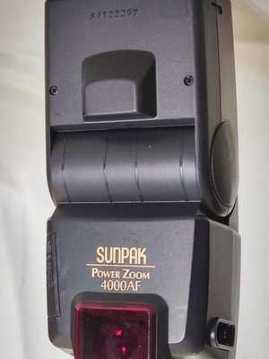 SUNPAK Power Zoom 4000AF electronic flash used with LCD for film cameras