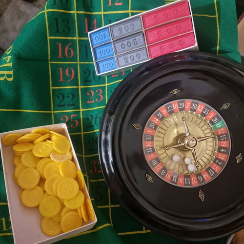 Vintage roulette like new, board game with chips and felt