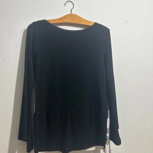 Women's blouse like new, size M, black and white